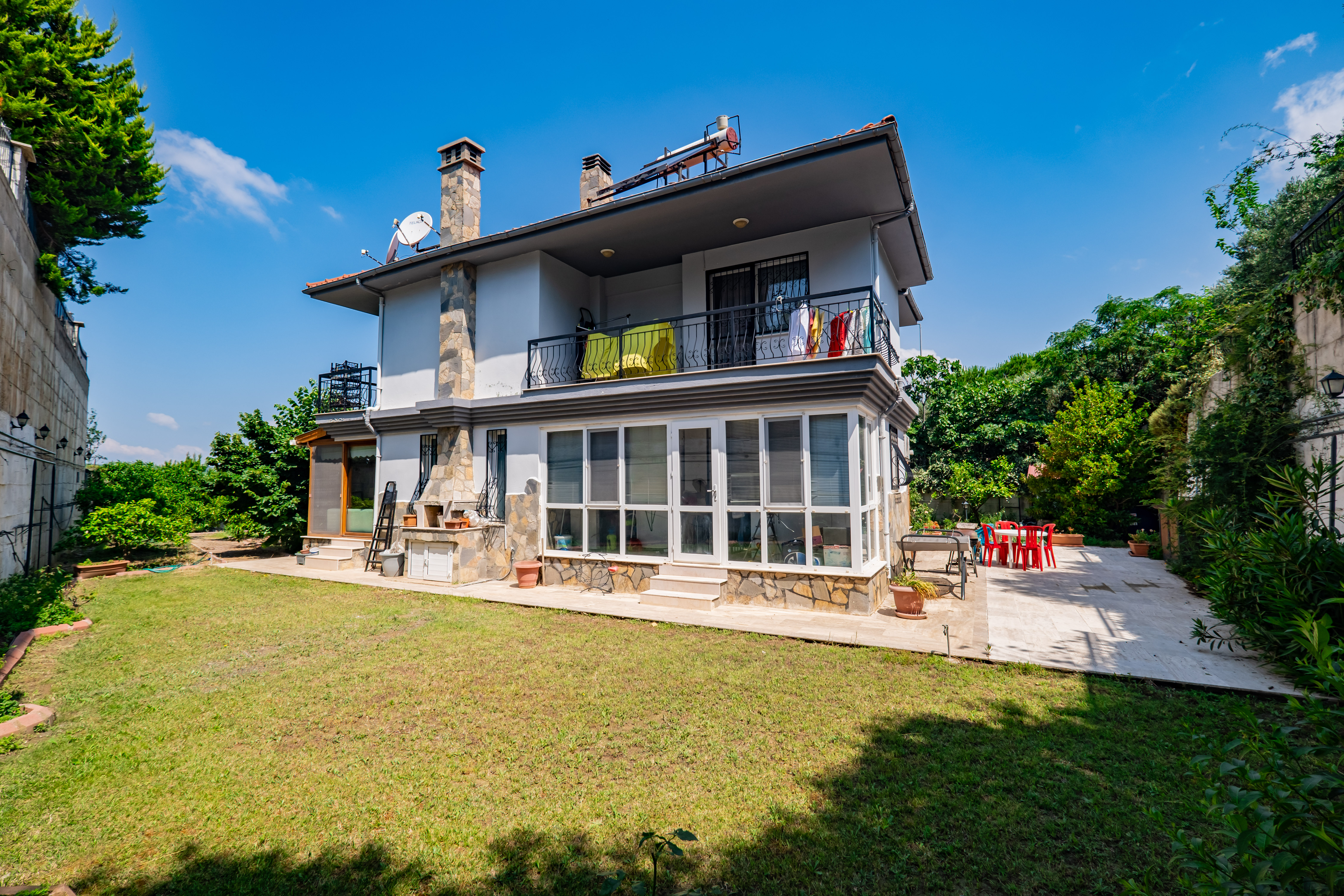URLA BADEMLER'DE GÖRÜLMEYE DEĞER 1 DÖNÜM ARSA İÇİNDE 3+1 VİLLA